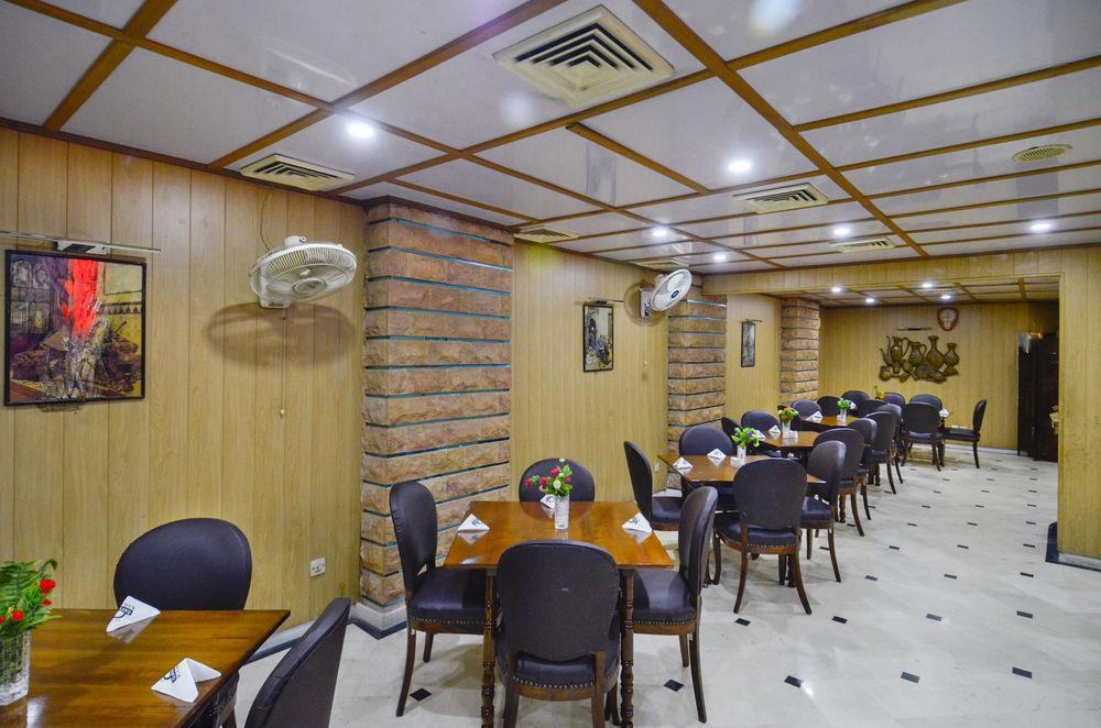 Hotel Galaxy การาจี ภายนอก รูปภาพ