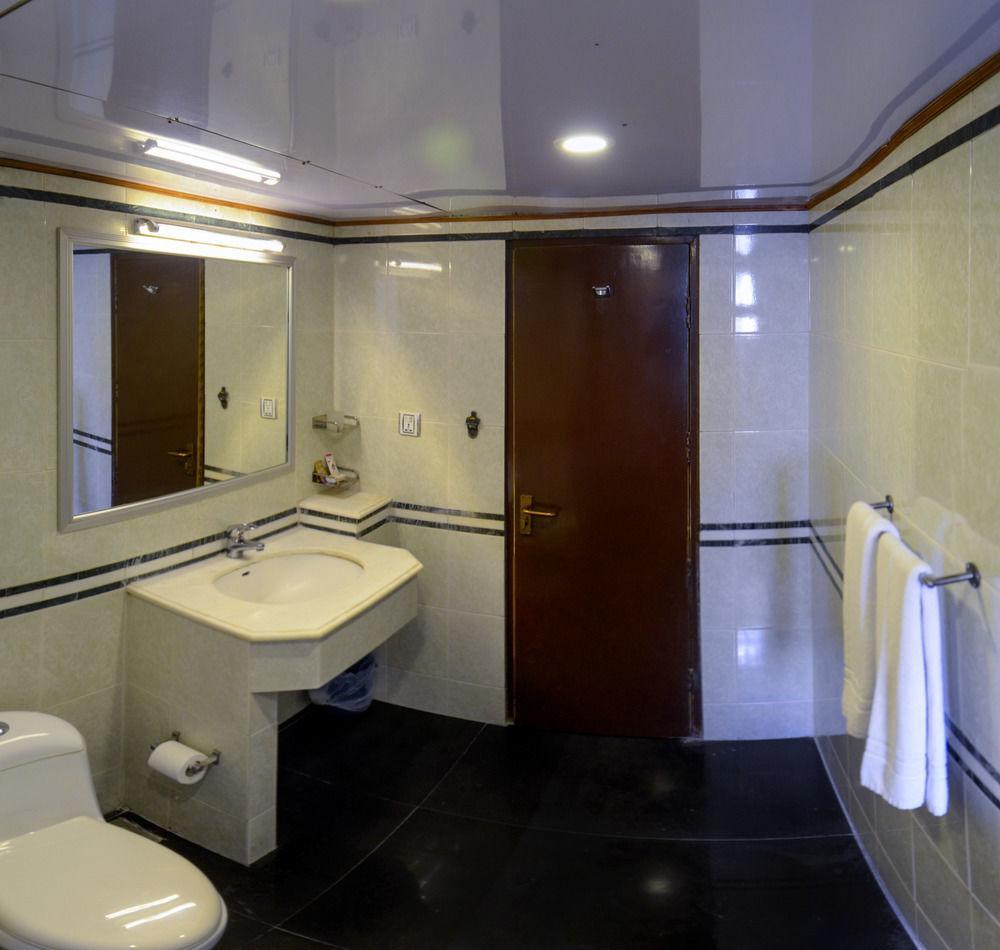 Hotel Galaxy การาจี ภายนอก รูปภาพ